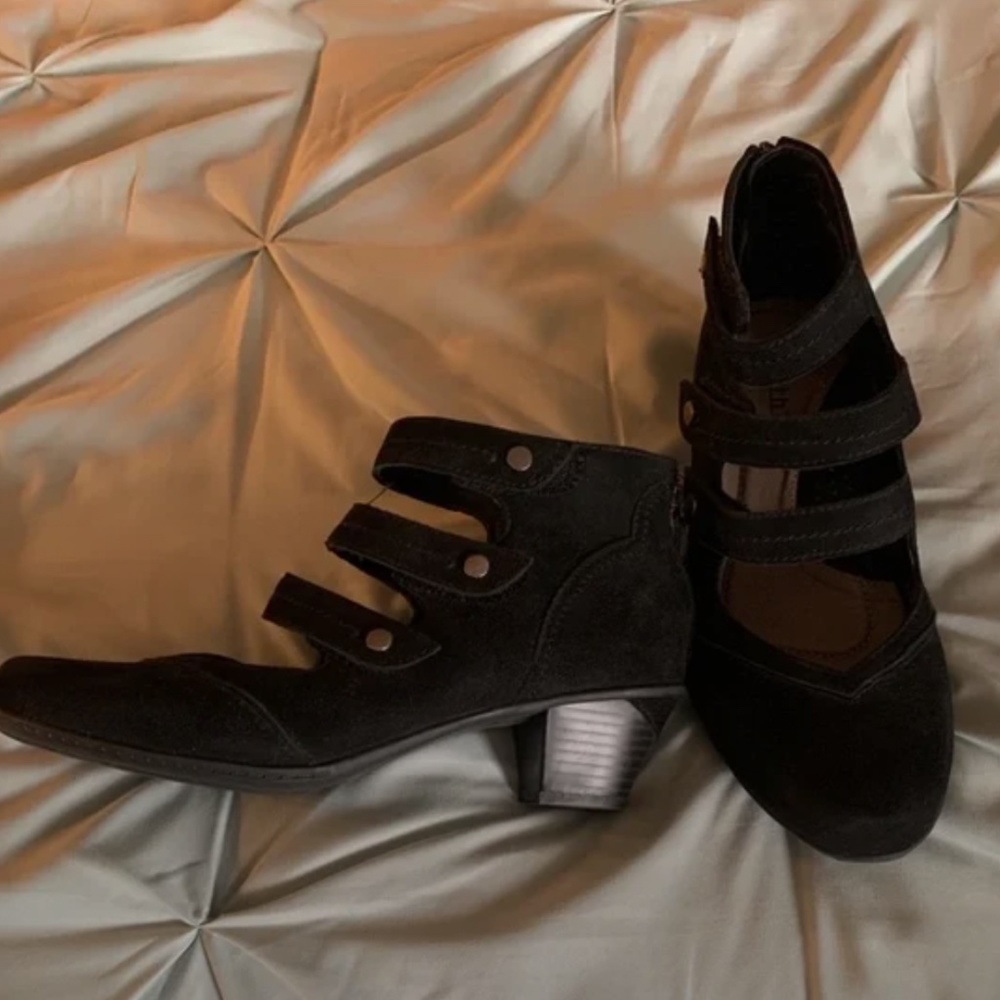 Earth Strappy Ankle Booties 8.5